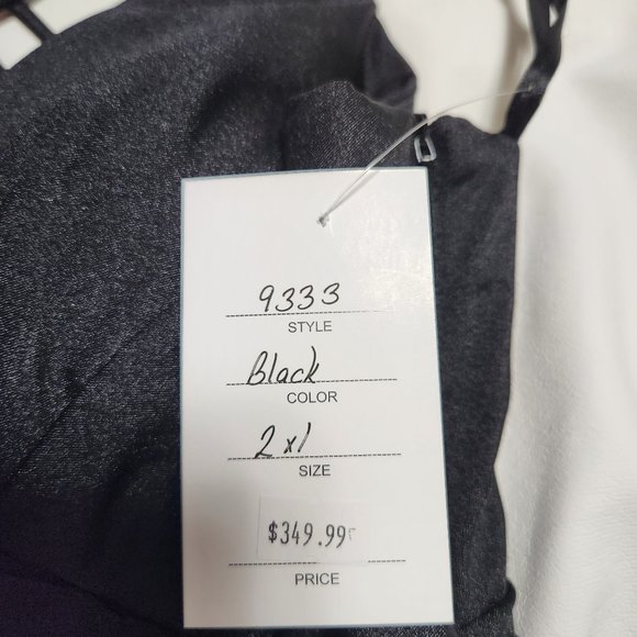 Black gown - Picture 1 of 10